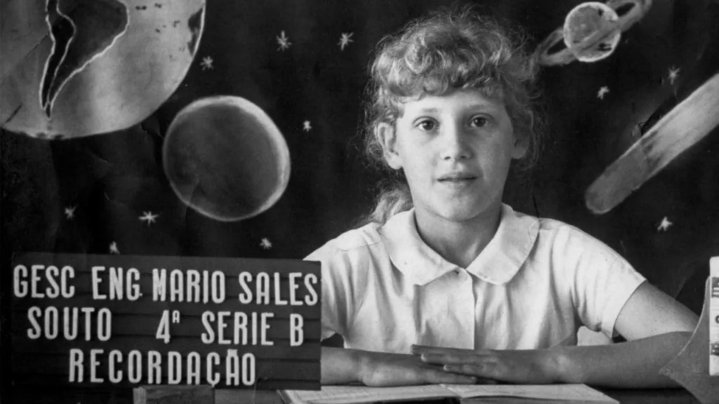 A menina e as embalagens — imagem 1